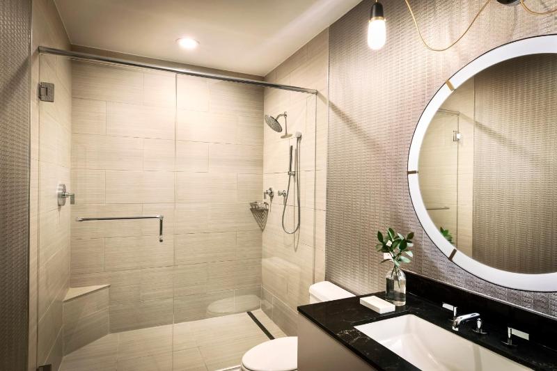 Essential King Room with Bath image 2