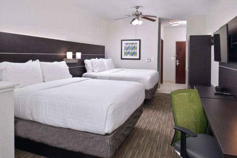 Standard Queen Room with Two Queen Beds image 3