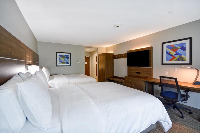 Standard Queen Room with Two Queen Beds image 2