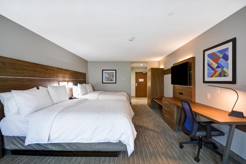 Standard Queen Room with Two Queen Beds image 3