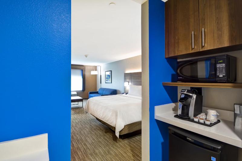 King Suite - Non-Smoking image 4
