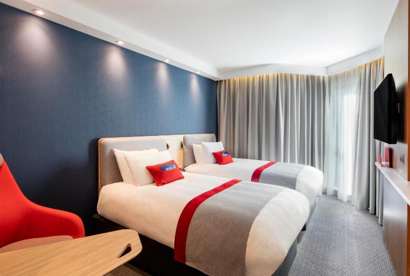 Standard Twin Room with Free Hot Breakfast image 4