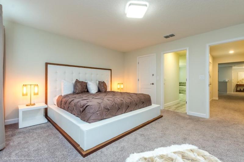 Six-Bedroom House image 2