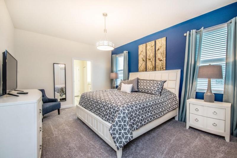 Six-Bedroom House image 3