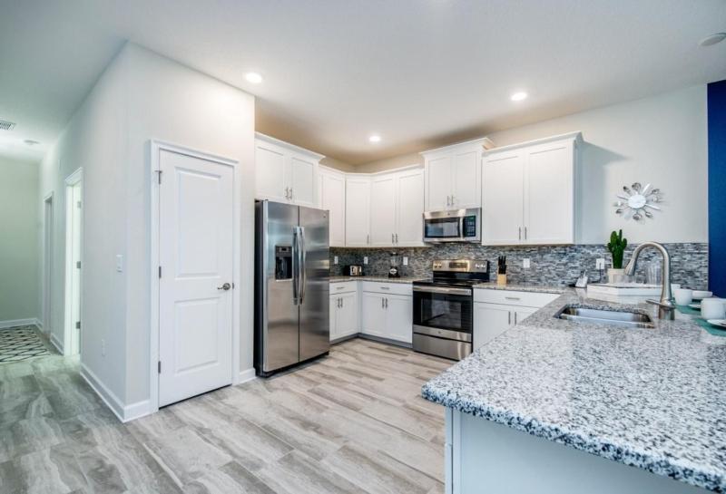 Six-Bedroom House image 2