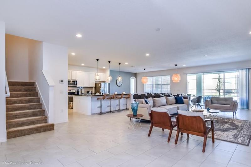 Fourteen-Bedroom House image 2