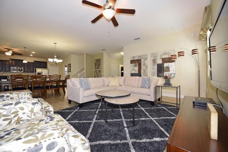 Seven-Bedroom House image 3