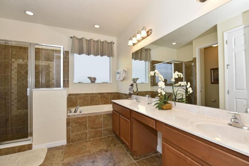 Five-Bedroom House image 3