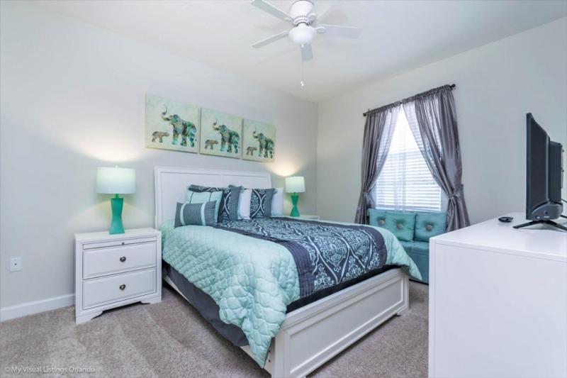 Nine-Bedroom House image 3