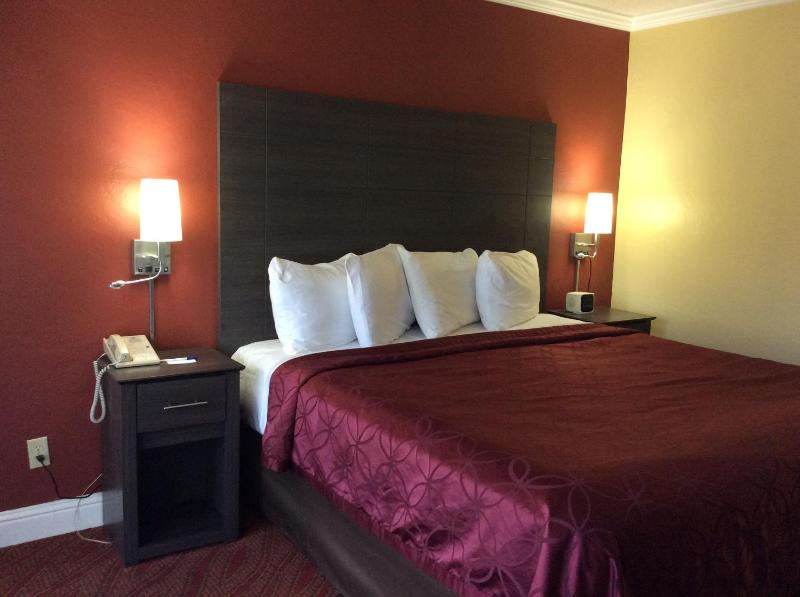 1 King Bed Non-Smoking (NO A/C) image 3