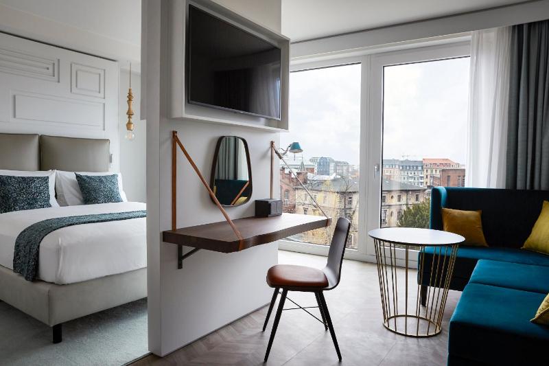 Queen Suite image 3