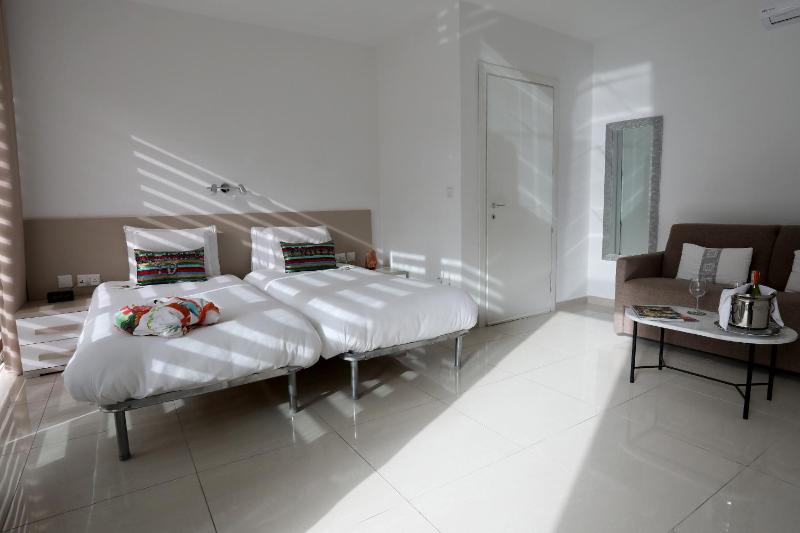 Luxury Triple Room image 4