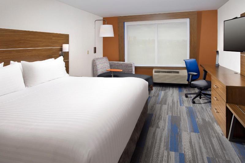 Standard King Room image 3