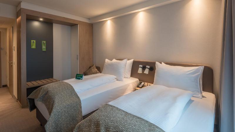 Standard Twin Room image 3