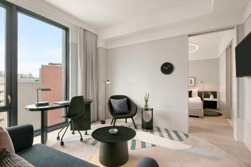 King Suite - Non-Smoking image 2