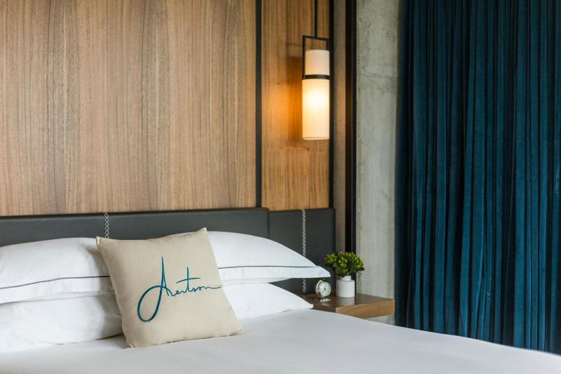 One-Bedroom King Suite with Tub and Walk-In Shower image 4