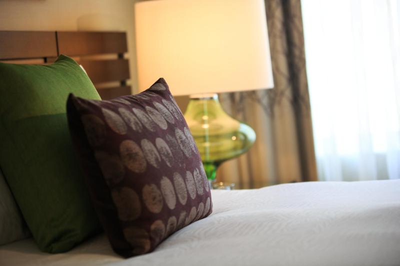 Queen Room image 2