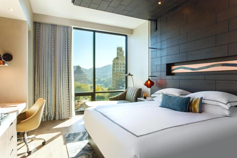 King Room with Mountain View image 3