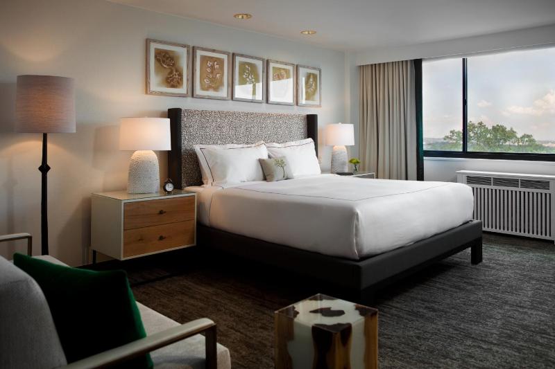 King Room with City View image 3
