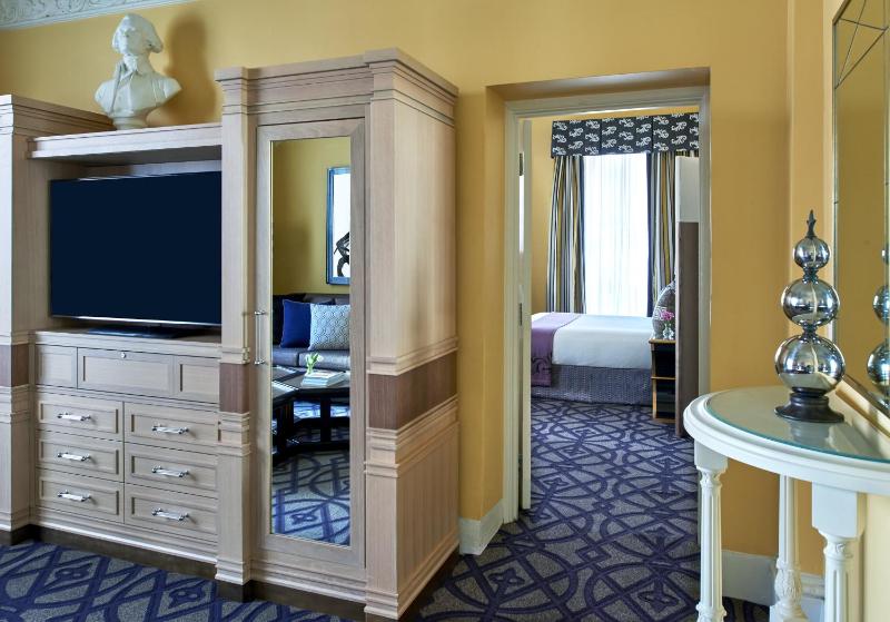 Robert Mills King Suite image 3