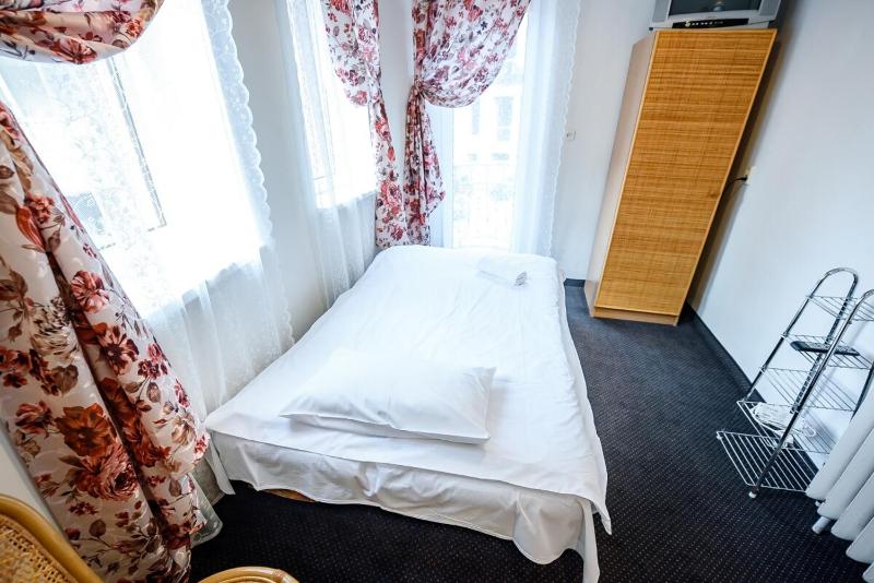Standard Double Room with Shared Bathroom image 2