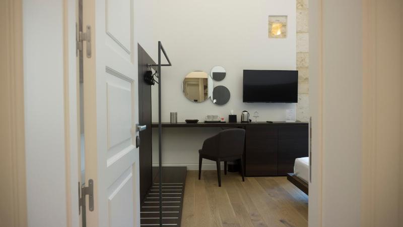 Deluxe King Room image 4