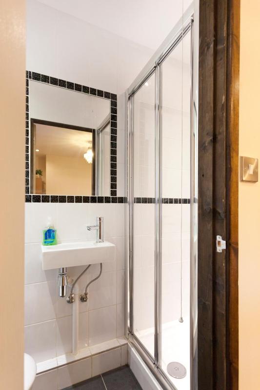 City Centre Apartment - Your own 7 Bedrooms Apartment at THE FORESTERS INN - Huntingdon Street - opposite Victoria Centre Shopping Centre - Full Kitchen - Pub is Not Open - Parking Cars and High Top Vans at five pounds a Day - Sunday 1pm Check-Out - image 26