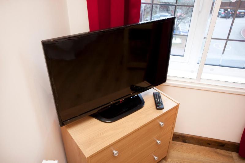 City Centre Apartment - Your own 7 Bedrooms Apartment at THE FORESTERS INN - Huntingdon Street - opposite Victoria Centre Shopping Centre - Full Kitchen - Pub is Not Open - Parking Cars and High Top Vans at five pounds a Day - Sunday 1pm Check-Out - image 12