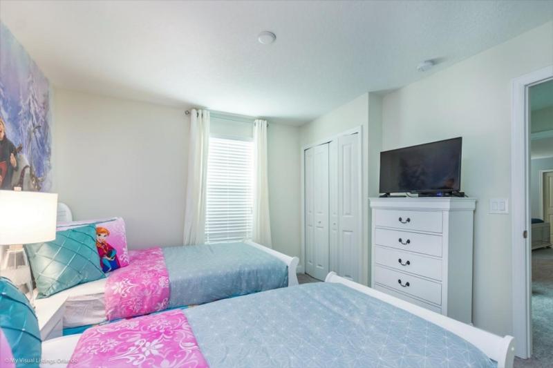Six-Bedroom House image 3