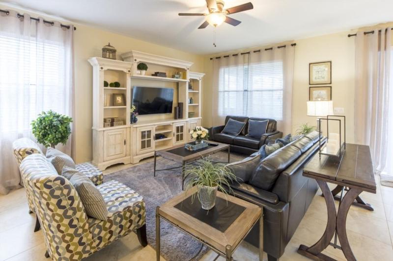 Eight-Bedroom House image 2