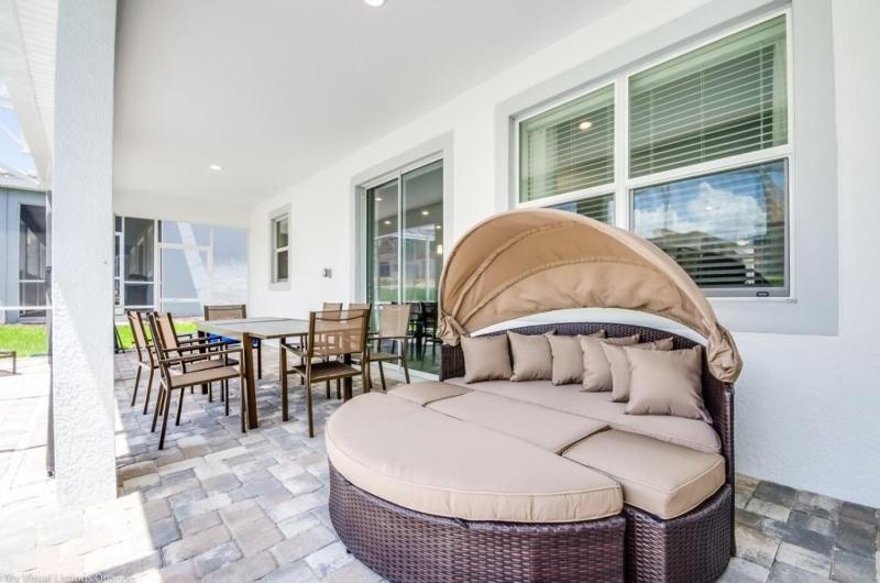 Six-Bedroom House image 3