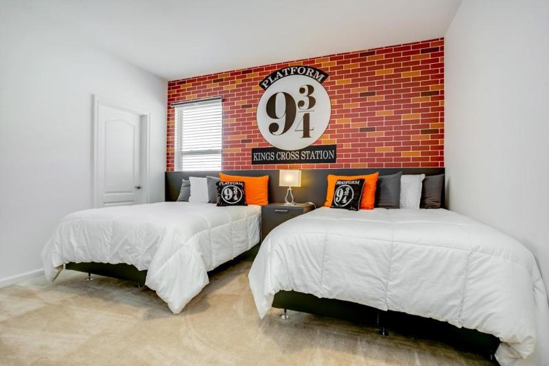 Eleven-Bedroom House image 2