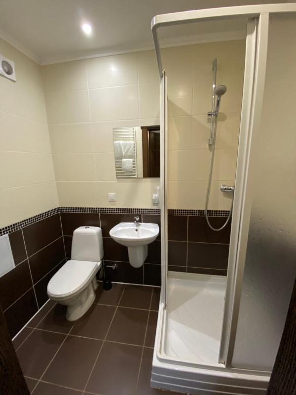 Standard King Room image 3