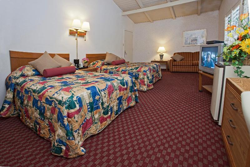 Town House Motel - image 3