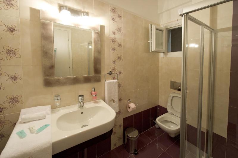 Deluxe Room with partial sea view image 2