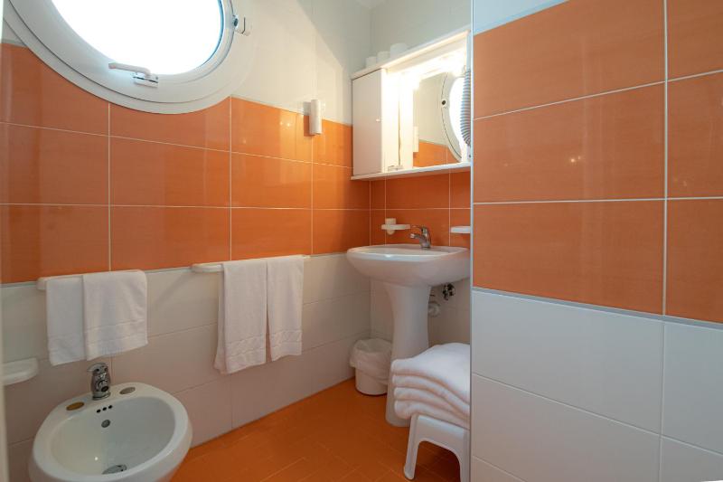Two Connecting Double Rooms image 4