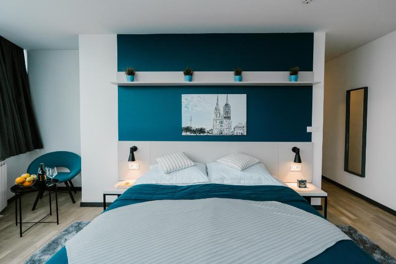 Double or Twin Room with City View image 4