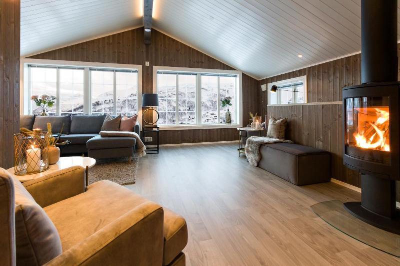Six-Bedroom House image 4