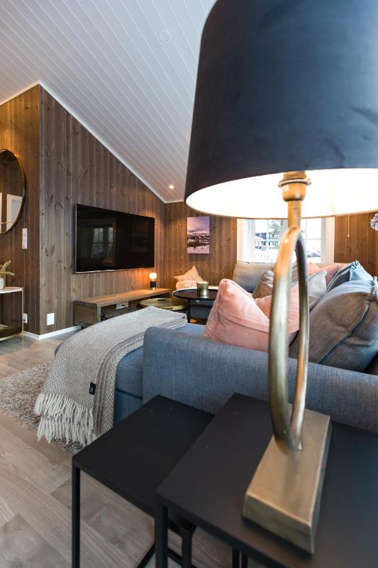 Six-Bedroom House image 3