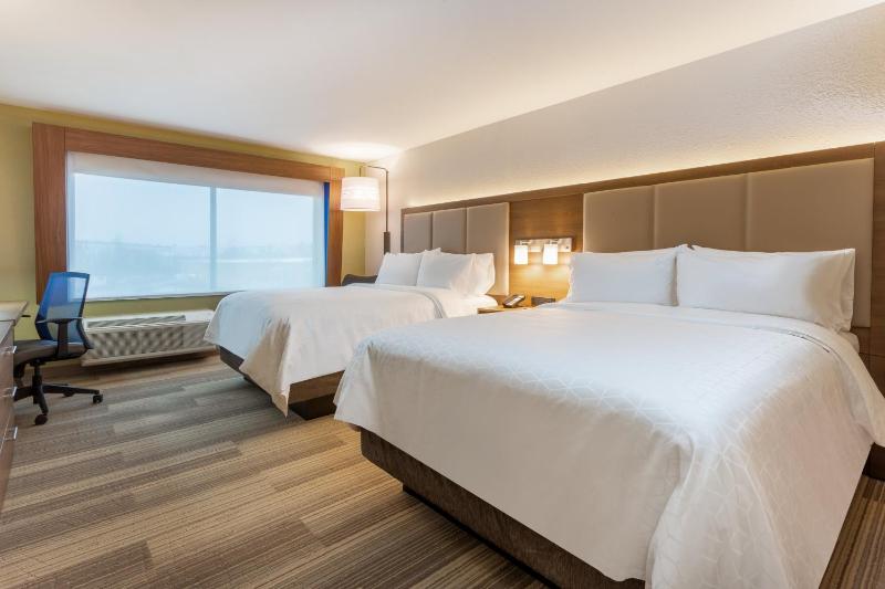 Queen Room with Two Queen Beds - Non-Smoking image 2