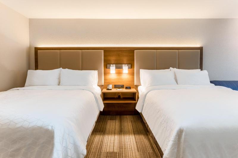 Queen Suite with Two Queen Beds image 3