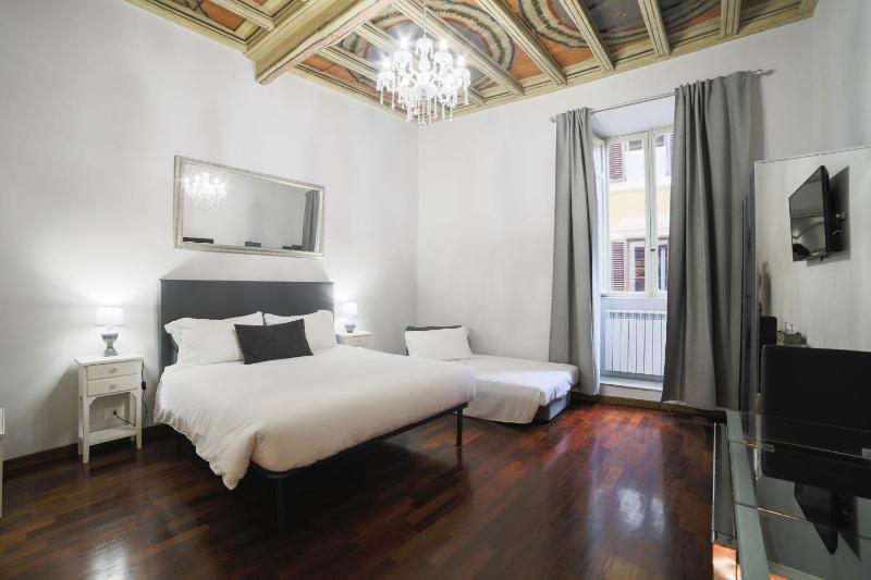 Deluxe Triple Room image 3