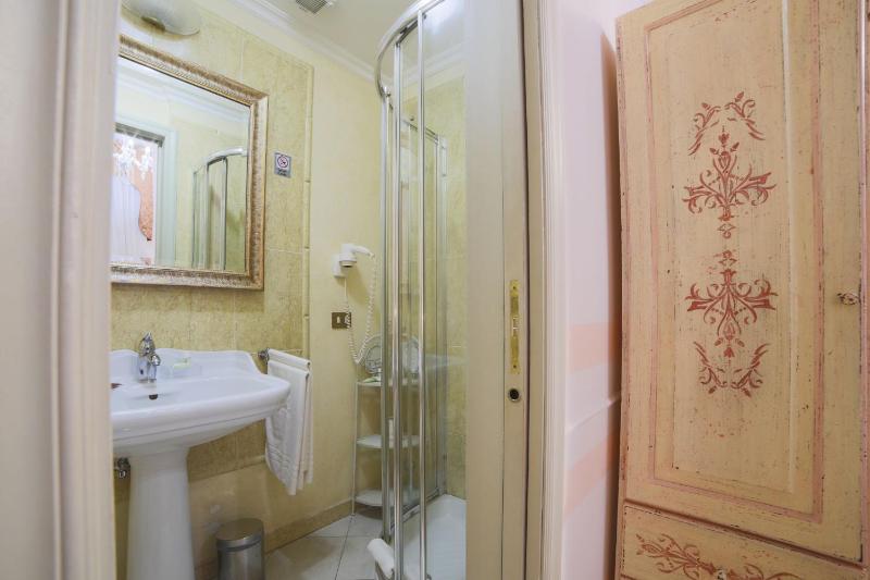 Standard Double Room image 4