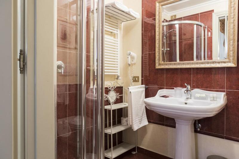 Deluxe Quadruple Room image 4