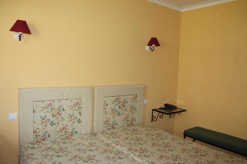 Twin Room image 4
