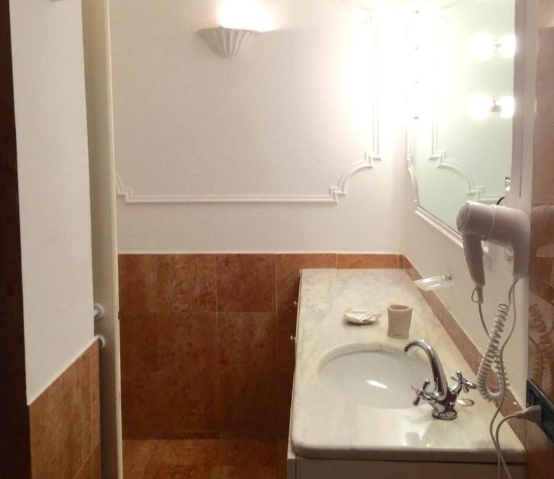 Junior Suite with Spa Bath image 2