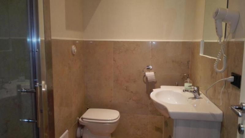 Double Room image 3