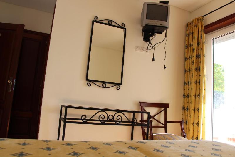 Twin Room image 3