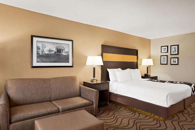 Deluxe King Room with Sofa Bed image 4