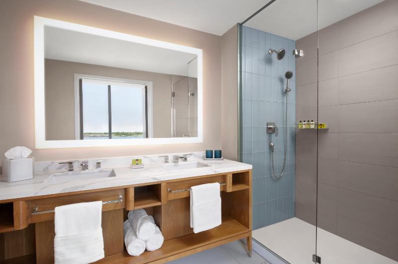 One-Bedroom Suite image 3